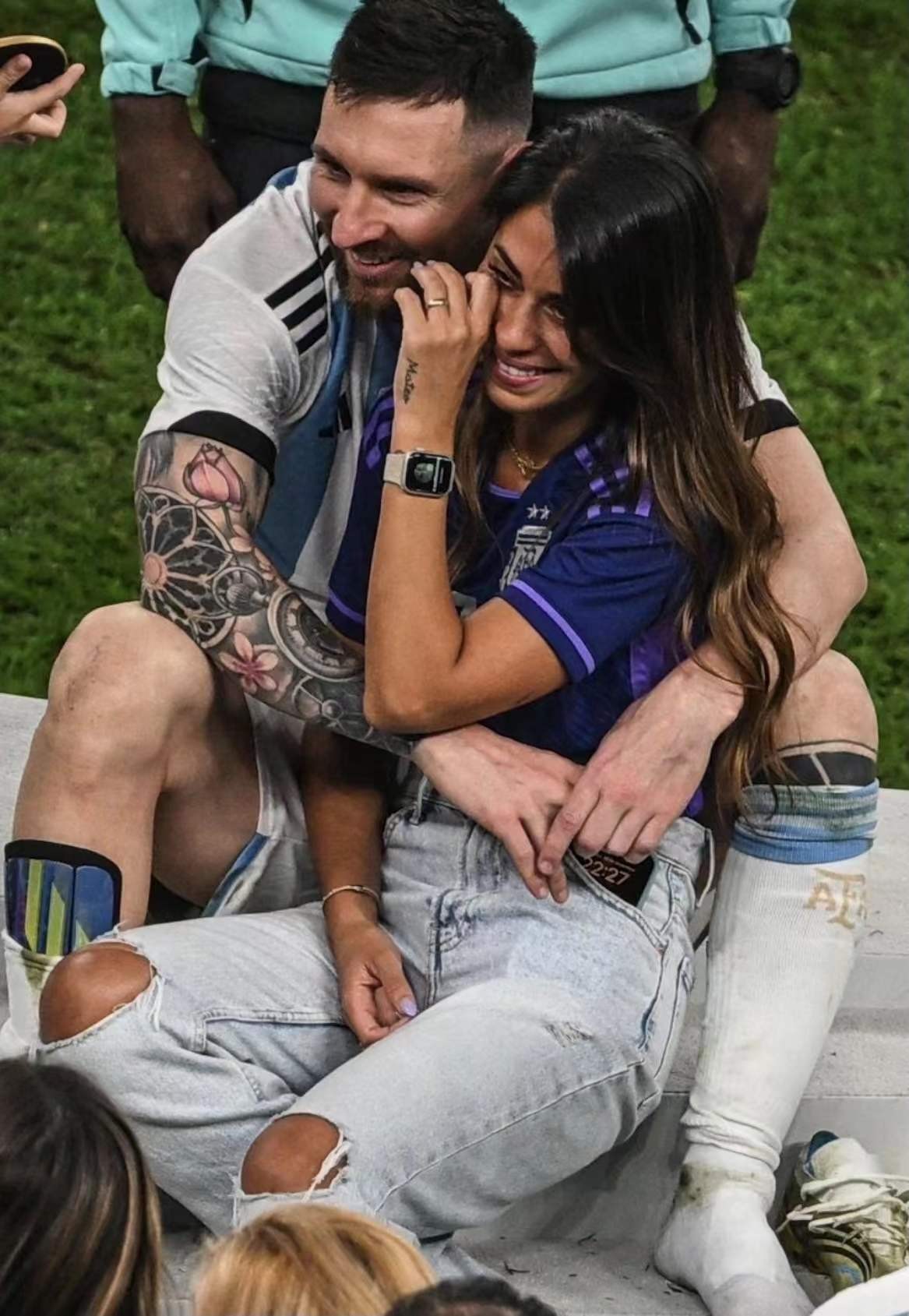 梅西夺冠后全家福,梅西夺冠后和爱妻亲吻视频