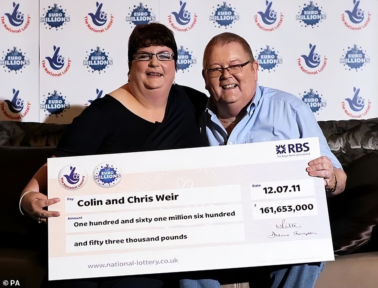 男子10万买一注彩票中八亿后续,男子彩票中3600万第2天淡定上班