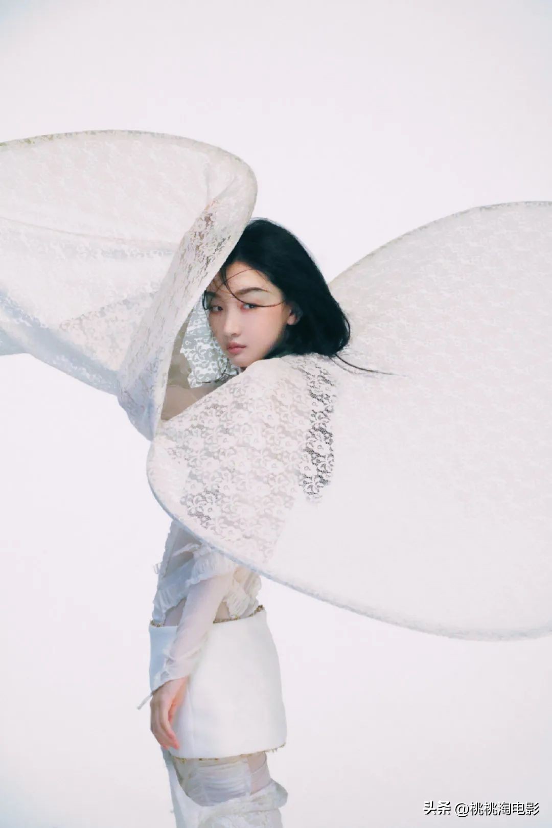 周冬雨嘉人封面生成图片,周冬雨影后图