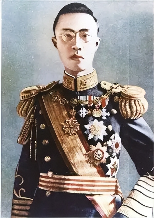 清朝的最后三年是怎么度过的,为什么都说隆裕亲手终结了大清