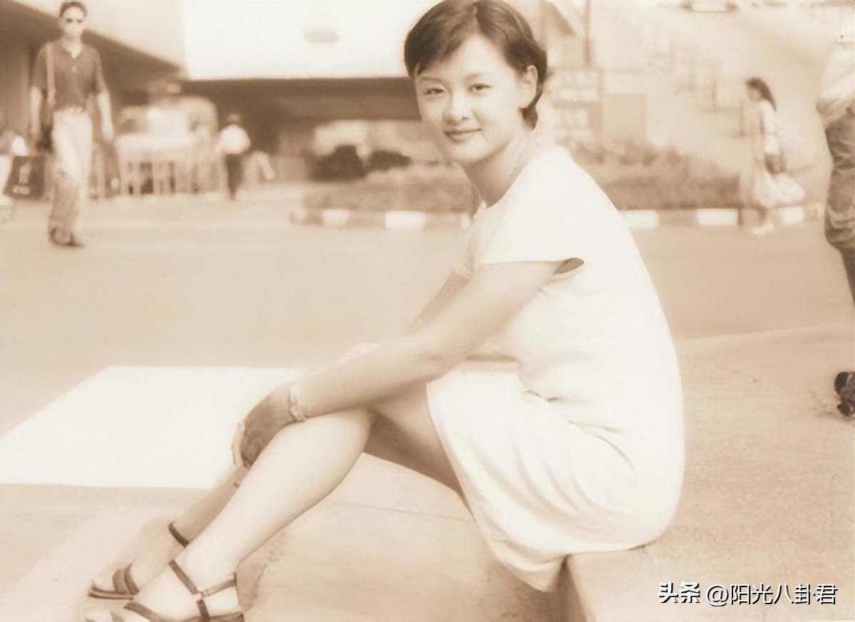 十年前汶川主持人落泪,2008年汶川大地震李小萌实地采访