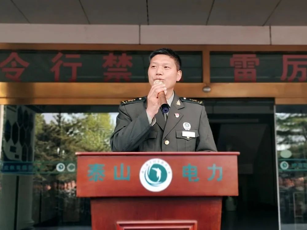 温馨*月天五**感恩母亲节|泰山电校主题升旗仪式