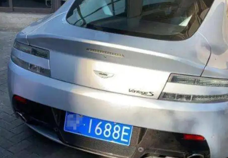 一男子抽中88888车牌,男子选中7777车牌