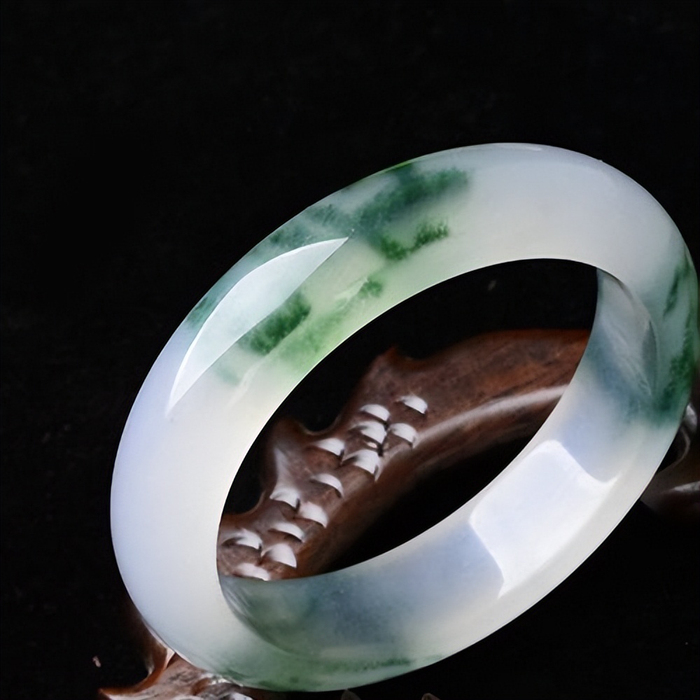 戴好多细纹的手镯对人有影响吗,一直戴的手镯突然变紫是因为什么