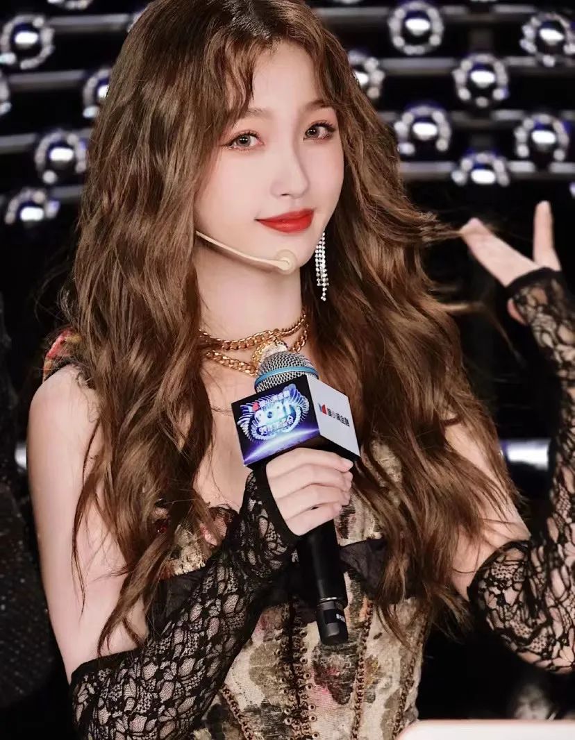 杨超越整了容吗,杨超越变了一个样子吗