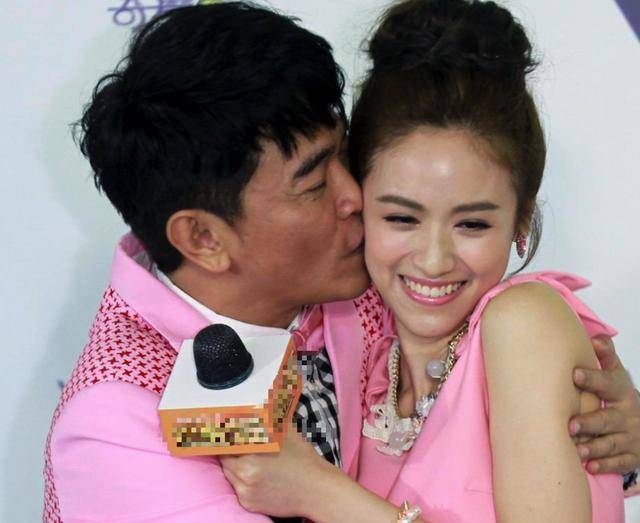 父女“嘴对嘴亲吻”不害臊，以爱的名义满足私欲的行为，该停止了