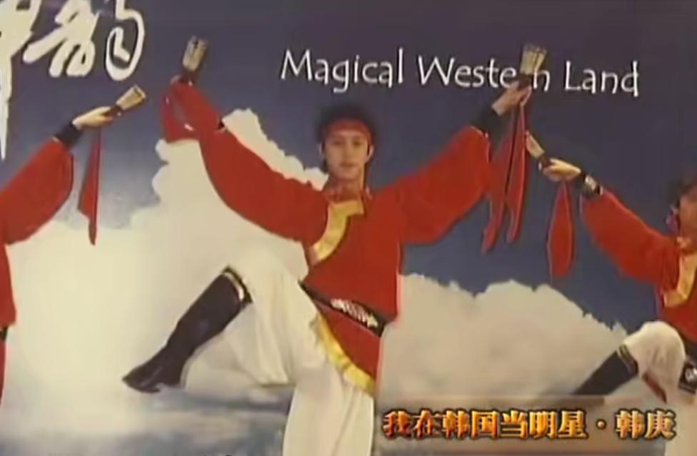 助理伺候明星捏脚,助理伺候明星跪下打伞