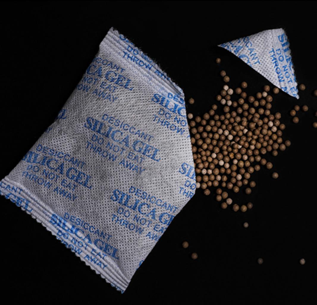 误服干燥剂会有什么症状,孩子误服干燥剂怎么处理