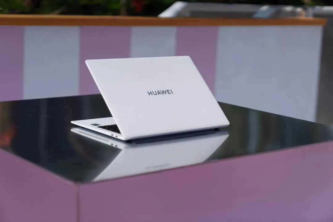 以微绒之美，探索智慧PC的通感时代