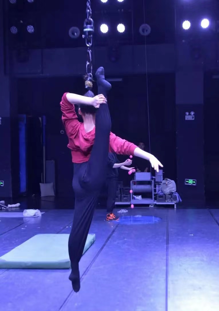 外国女子在皮肉上打孔，然后吊威亚玩，网友：不理解但大为震撼