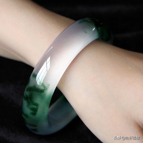 3000左右能买什么样的翡翠挂件,三万预算买翡翠镯子还是吊坠好