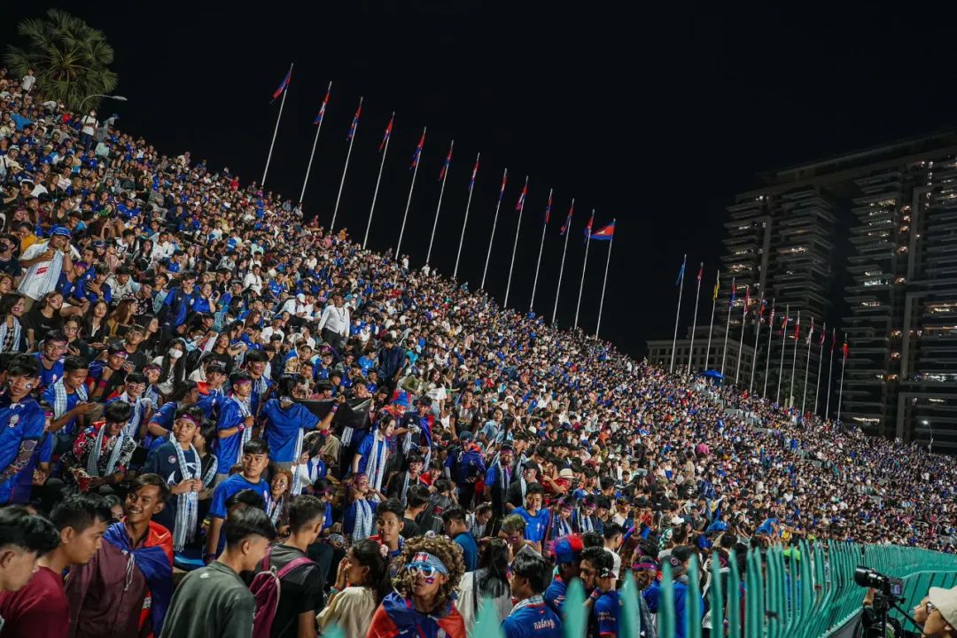 柬埔寨人玩足球,柬埔寨足球现场