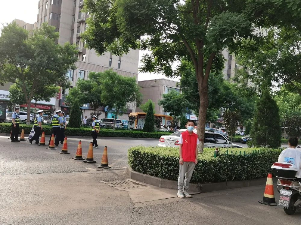 介休青志协红马甲为你护航，愿你旗开得胜，未来闪闪发光