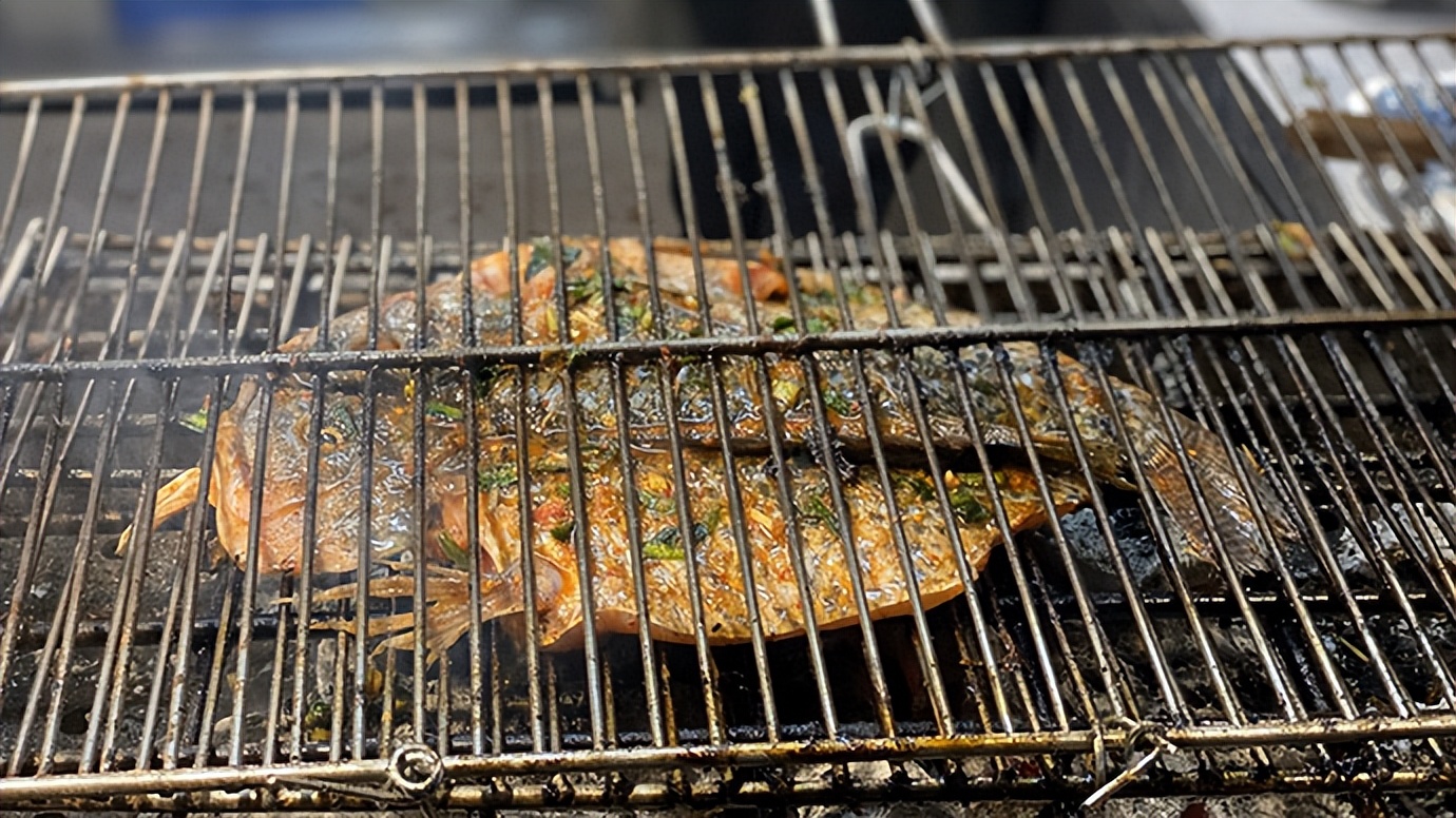 摆地摊烤鱼20元一条成本多少钱,摆摊烤鱼生意不好怎么做