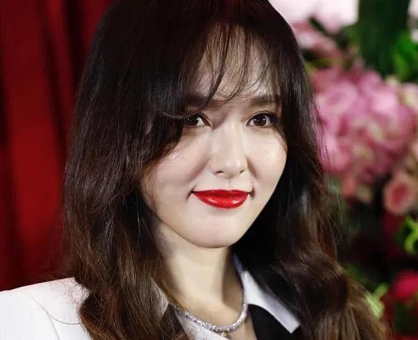 明明是绝顶大美女，却被牙齿拉胯，这15位女星苦不堪言