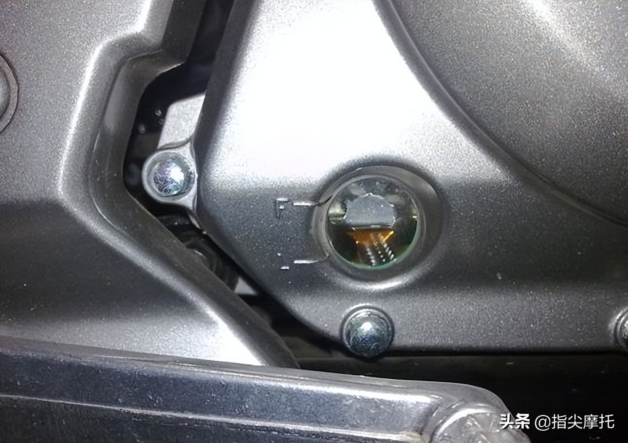 摩托车熄火后排气管怎么还冒烟,摩托车点火情况下后退会机油倒灌