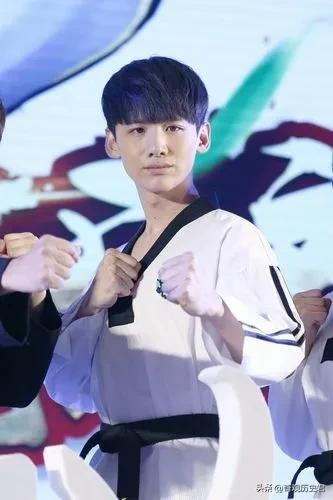 白敬亭宋轶扫楼拍照换玩偶,白敬亭穿外套抱宋轶