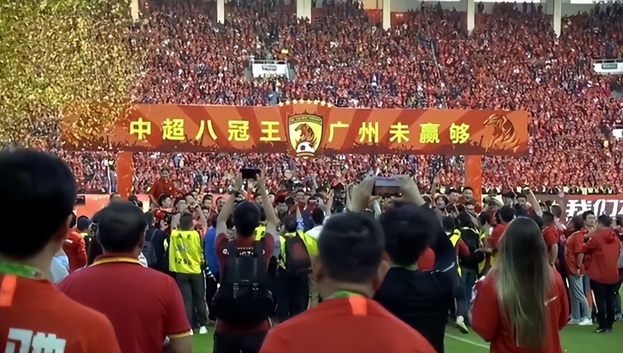 活久见!中超领头羊主帅被喊下课,媒体人:上港愧对后恒大时代