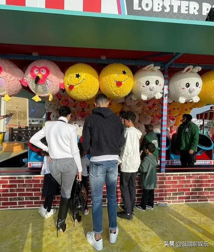 乔治娜身穿小香风外套和C罗在游乐场度过了愉快的一天，性感时髦