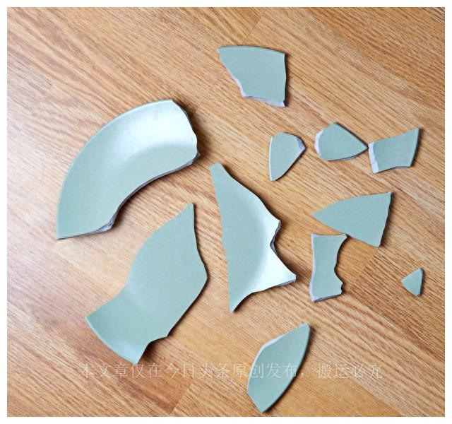 我和朋友吃饭，女服务员打翻一盆菜，我发现，女服务员状态不对