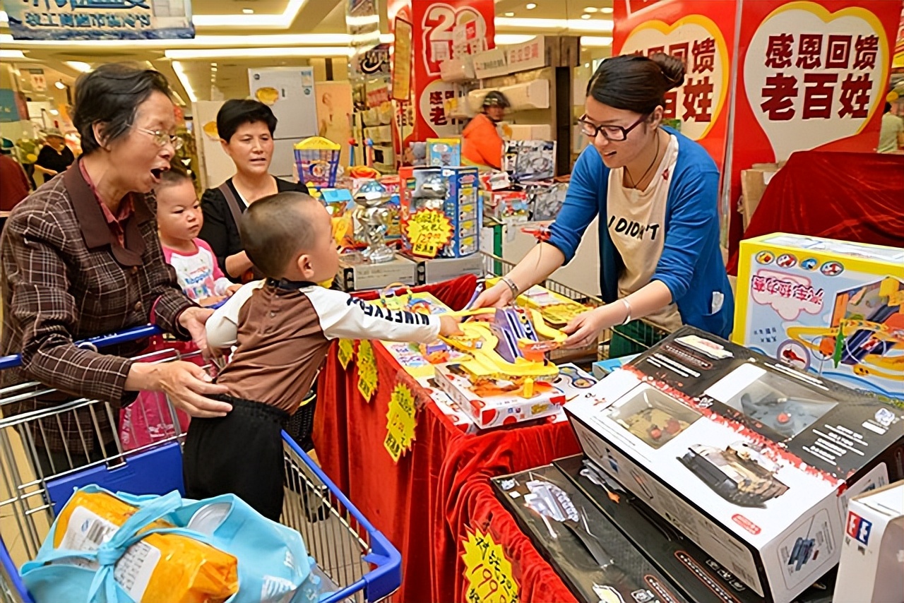 退休工资8000元要儿子养老,退休工资5000带孙子的老人