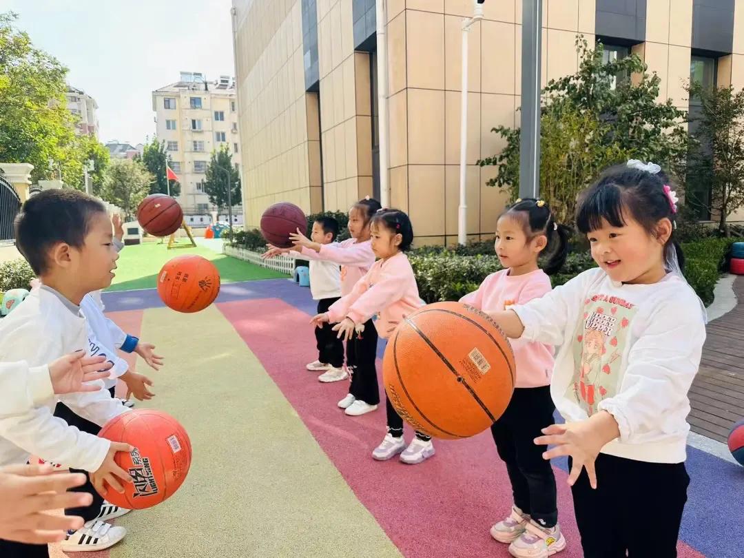 “篮”色梦想“球”悦童心—李沧区苍山路幼儿园中二班级特色活动