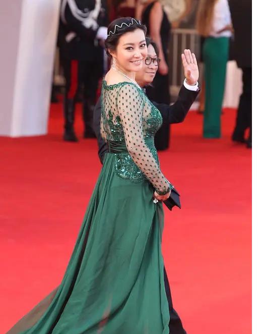 看烦了满屏的“纸片人”“排骨胸”，这几位有肉感的女星才是真美