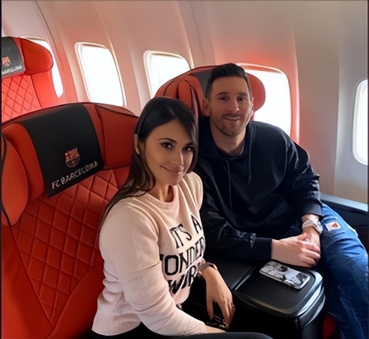 梅西获得金球奖c罗握手梅西,梅西工资卡给老婆