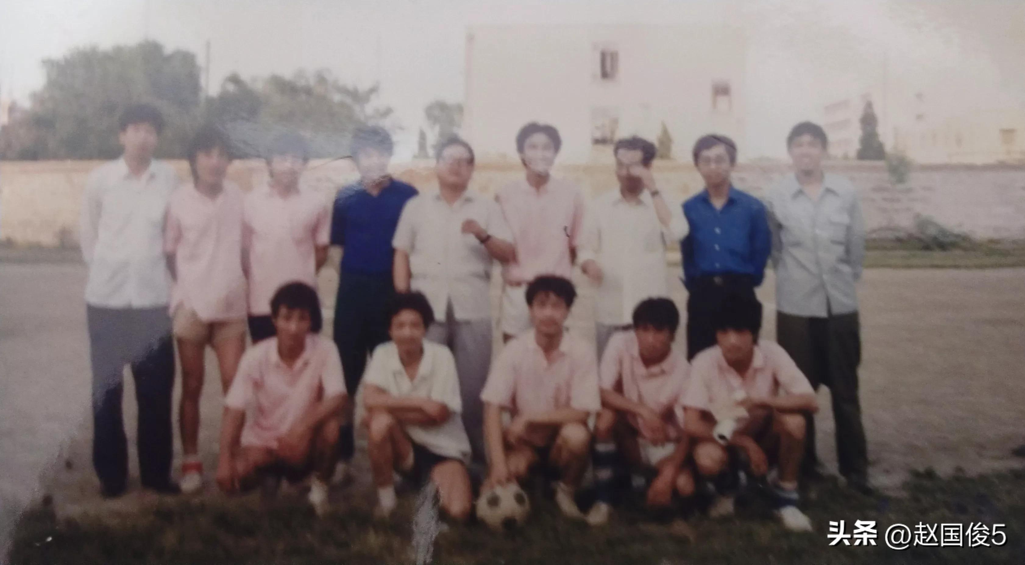 一个爱足球的男生,一个爱踢球的人