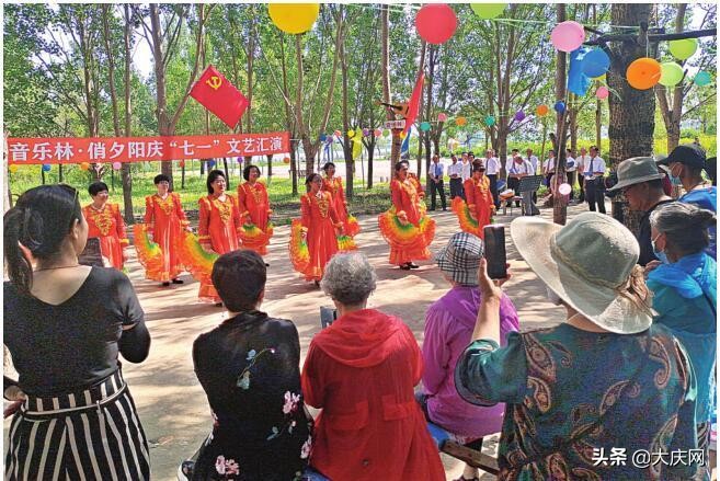 学特长、做公益、搞义演乘风湖畔“音乐林”有群文艺人