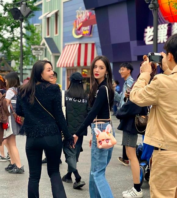 于文文演唱会穿紧身裤，*处私**轮廓可见，网友：不体面！