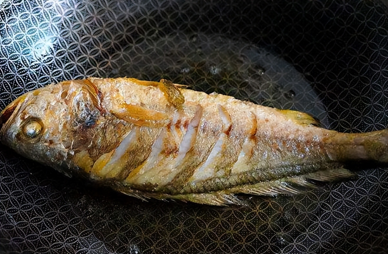 怎样炸带鱼不腥不破皮窍门,烧鱼不腥不破皮有秘诀