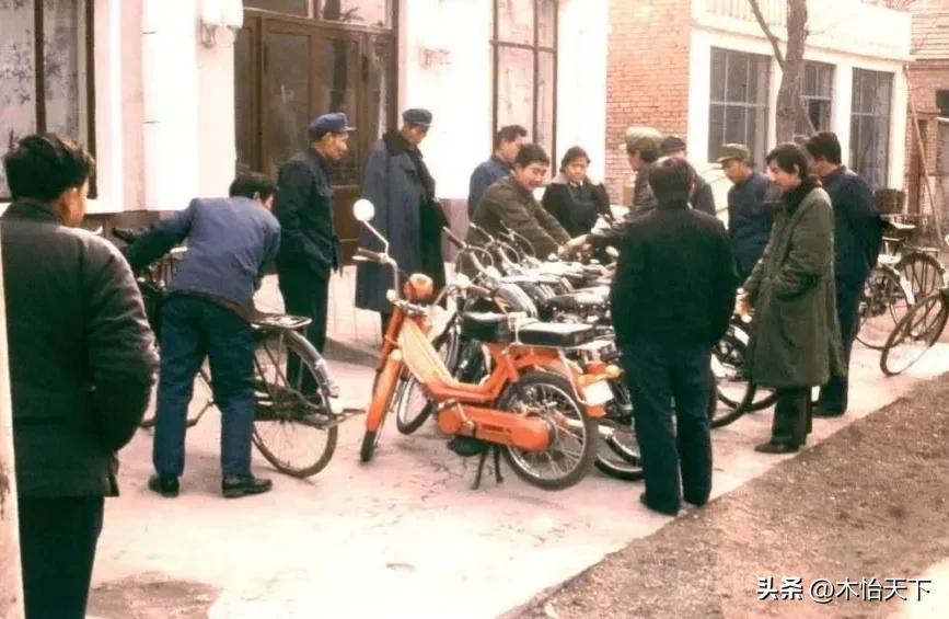 三十多年前的一张老照片,村里第一辆摩托车