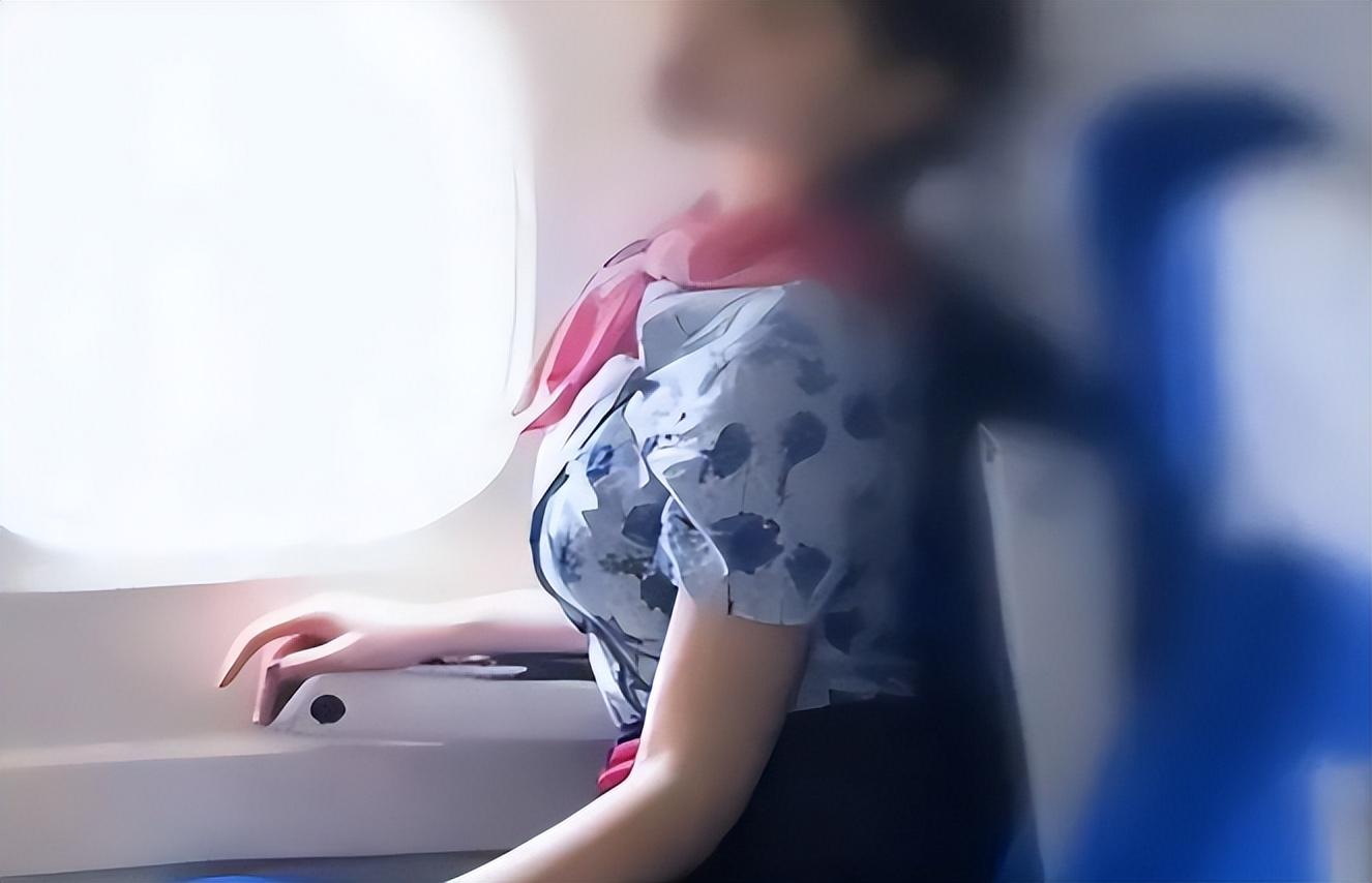 空姐机舱内穿情趣内衣，拍照自称：超级舒服，网友：跟没穿一样！