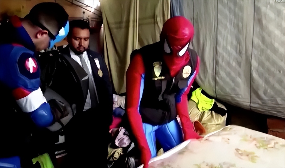 秘鲁缉毒警察cos,秘鲁警察假扮复联抓毒贩