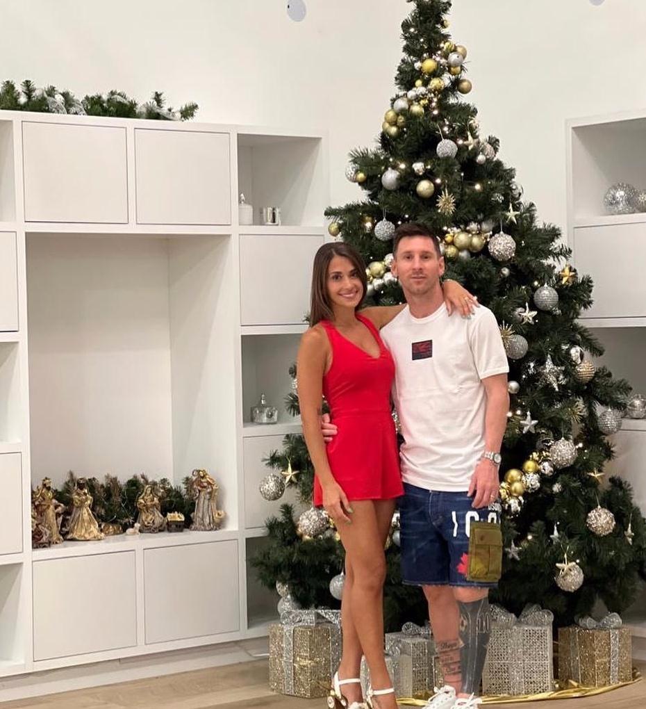 尴尬与温馨！梅西无缘任何奖项却和妻儿畅享假期，娇妻身材火爆