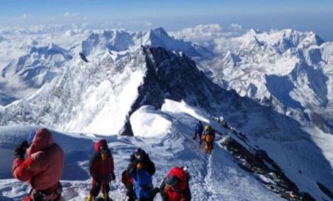 夫妻登顶骆驼峰坠崖身亡,夫妻登珠峰妻子不幸倒下