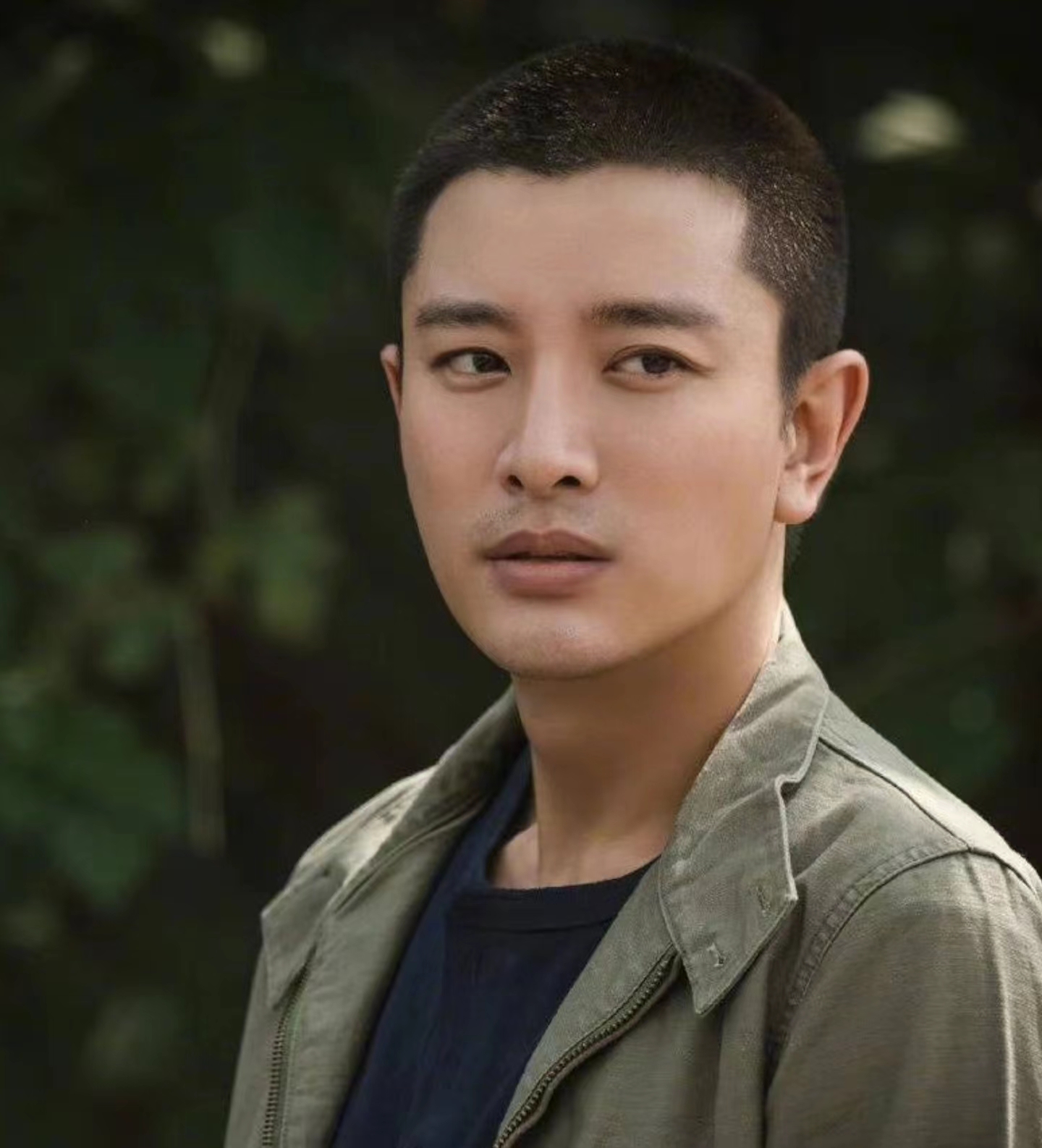 贾乃亮晒与女儿甜馨同框背影图,贾乃亮独自带娃逛街庆生9岁甜馨