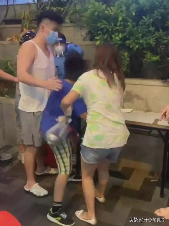 核酸检测站两女发生矛盾大打出手,父子核酸检测点殴打民警