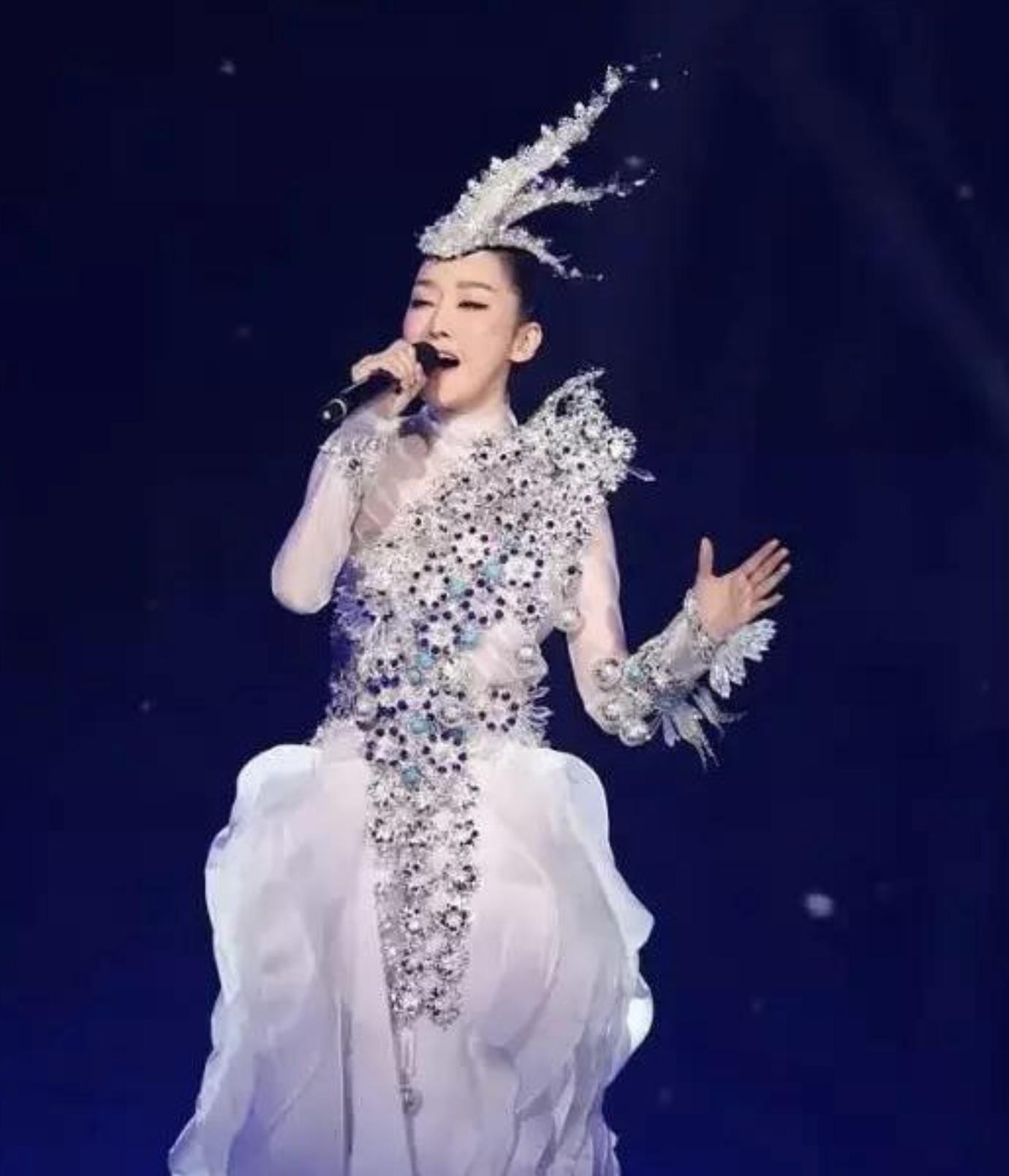 走出国门萨顶顶完整版,萨顶顶爆红后走出国门