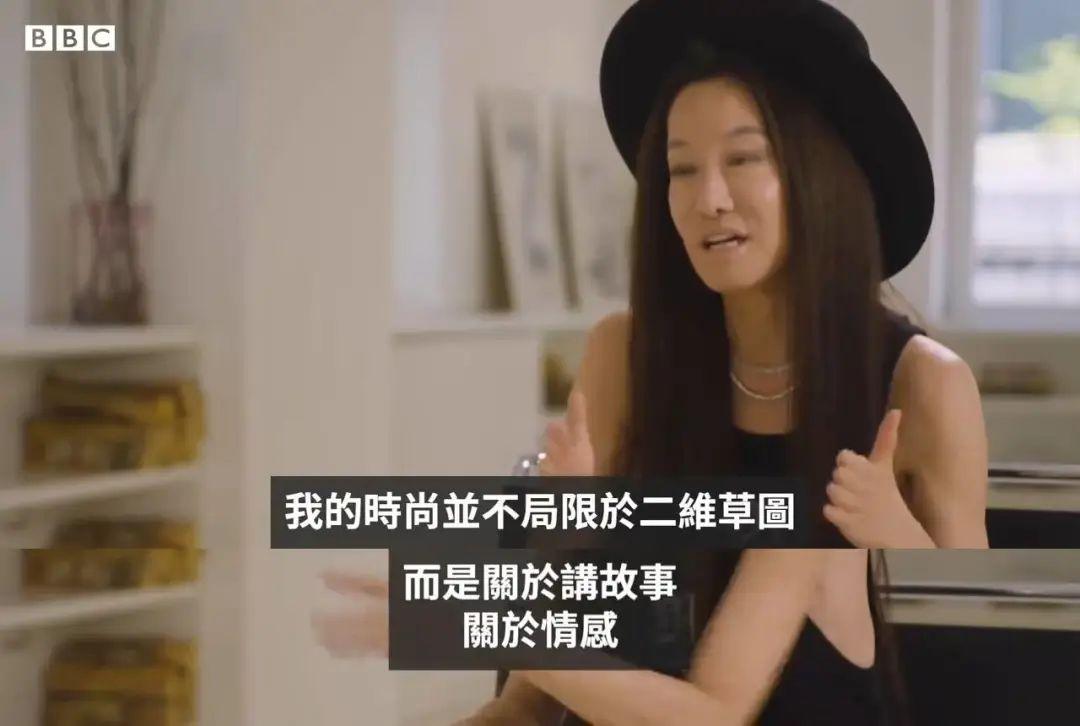 “时尚魔女”王薇薇：63岁离婚，与27岁小鲜肉热恋，她活成了女王