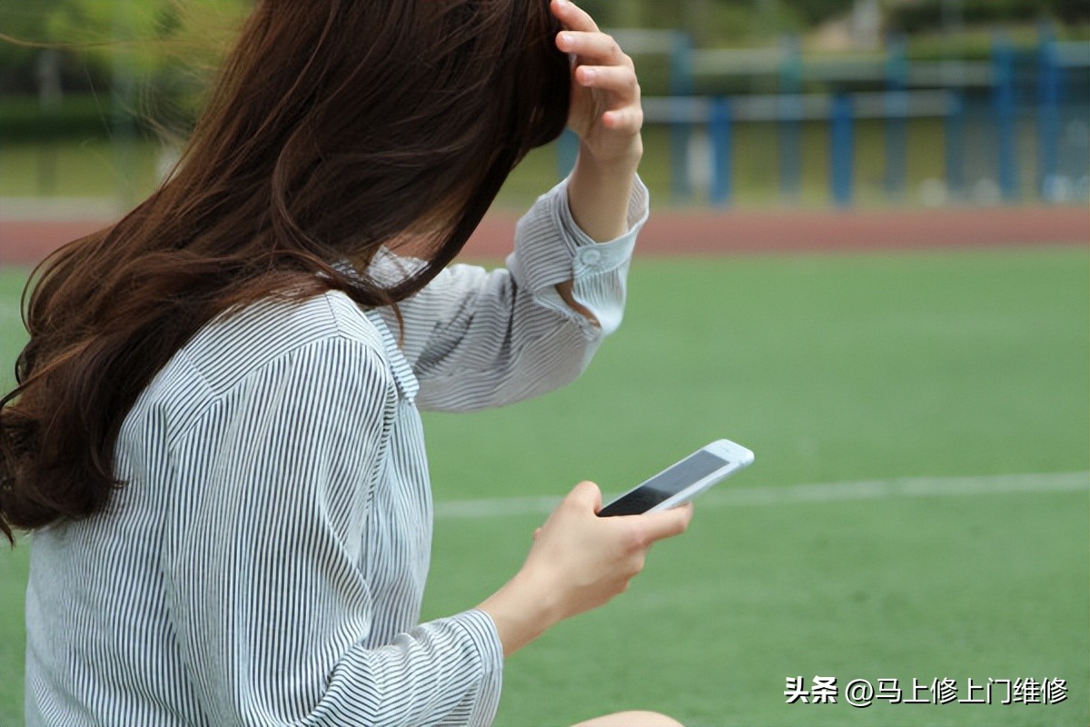 手机屏幕黑一下又亮一下,手机屏幕黑的但是又看得见一点点