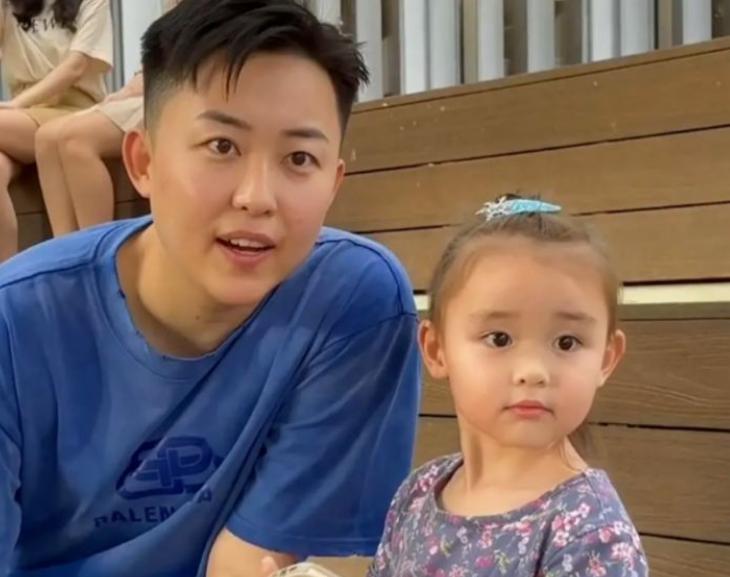 吉林女子自己试管生孩子,女子斥巨资生混血女儿新闻