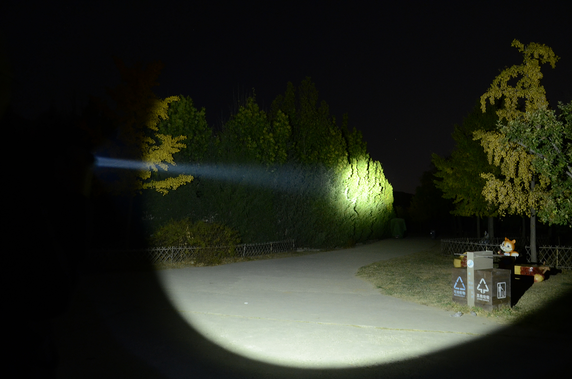 短小精悍的性能均衡之作！傲雷神剑Javelotmini远射战术手电体验