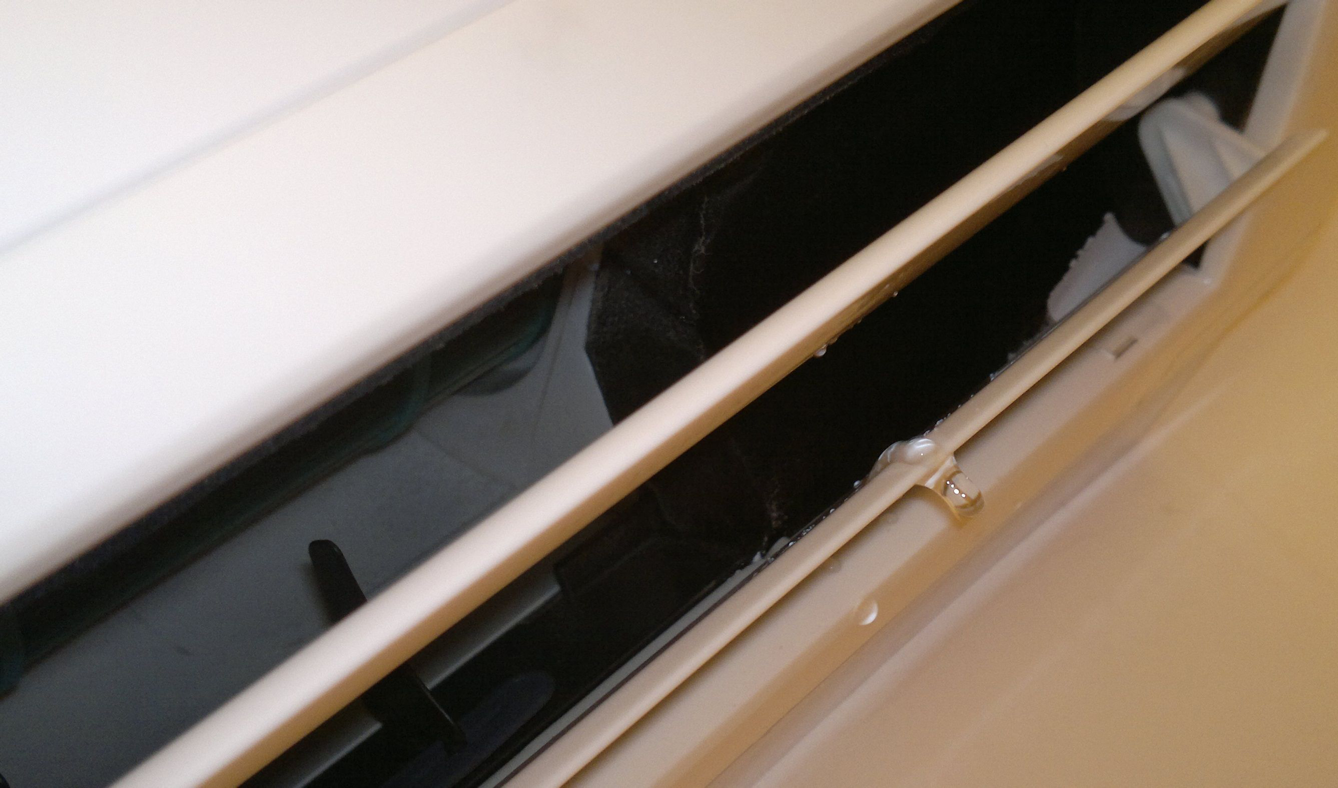 空调漏水维修师傅,空调漏水找师傅来修两百块钱