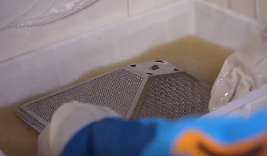 师傅干活很专注,油烟机清洗师傅用什么清洗油烟机