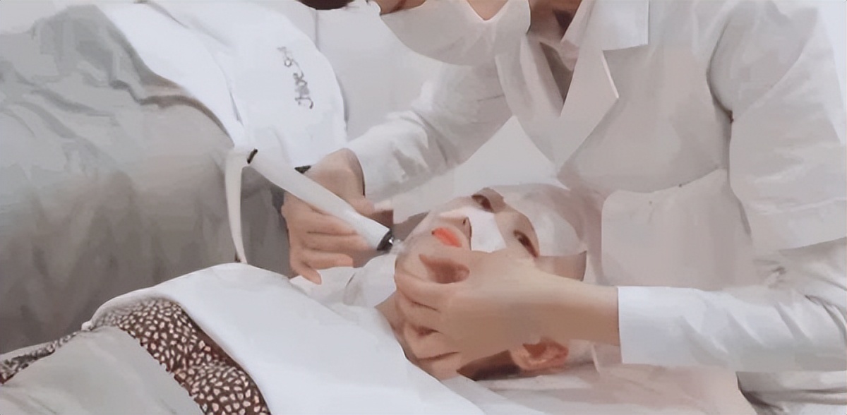 鼻子黑头里挤出的白色油脂怎么办,鼻子上有硬硬的黑头怎么办