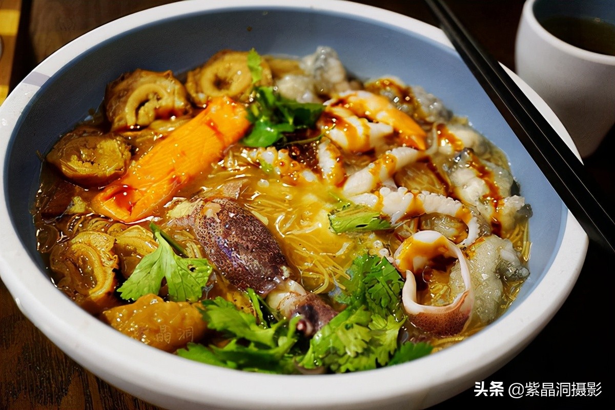 几张桌子的小店,只有4张桌子的长方形小店