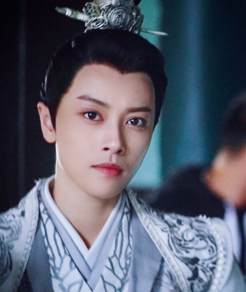 漂亮书生鞠婧祎女扮男装惊艳全场,鞠婧祎女扮男装头发散开看呆众人