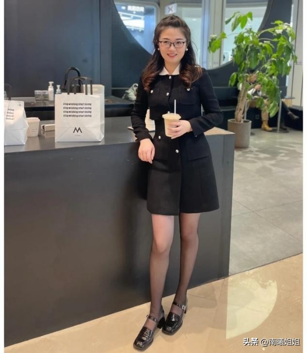 适合微胖女生的玛丽珍鞋款式推荐,玛丽珍鞋搭配过膝黑丝蓝色仙女裙